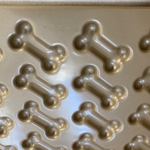 Nordic Ware Puppy Love Treat Pan - Picture 3 of 4